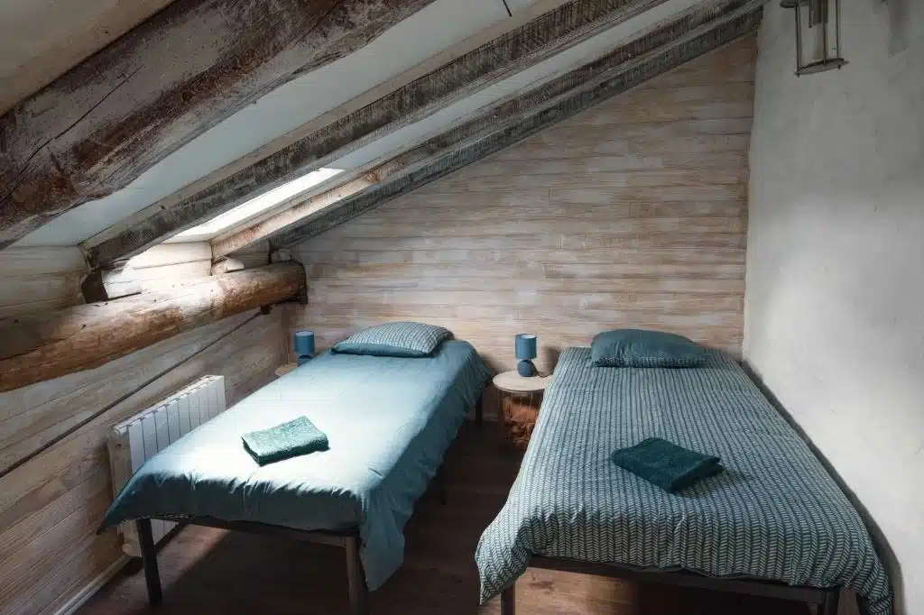 Chambre double confortable avec lit matrimonial au gîte Le Repose-Pieds, étape Stevenson au Monastier.
